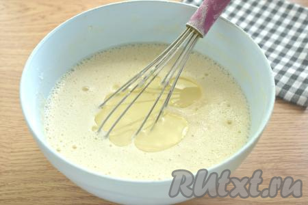 Сразу же вливаем 2 столовых ложки растительного масла, перемешиваем и даём тесту постоять 10 минут, затем перемешиваем.