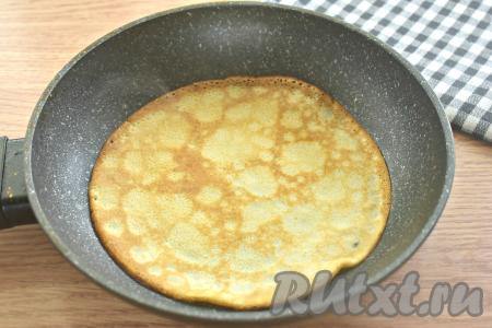 Сковороду смазываем растительным маслом (обычно смазывать сковороду маслом нужно только перед жаркой первого блинчика, так как растительное масло входит в состав теста, но многое зависит от качества покрытия сковороды). Хорошо разогреваем сковороду, смазанную маслом, а затем вливаем половник теста, равномерно распределяем и жарим блин до подрумянивания с двух сторон (ориентировочно по 1 минуте с каждой стороны), перекладываем на тарелку. 