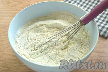 В получившуюся смесь частями всыпаем просеянную муку, каждый раз полностью вмешивая её венчиком. Блинное тесто должно получиться однородным, в меру жидким.