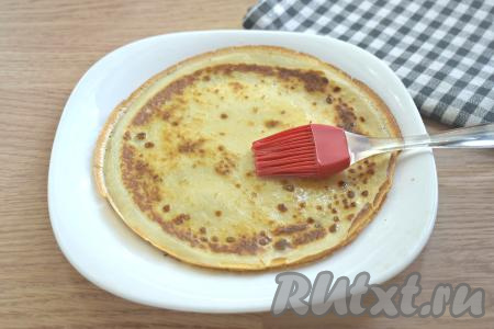 Блинчик, снятый со сковороды, смазываем растопленным сливочным маслом (благодаря маслу блин будет более нежным и мягким). Постепенно жарим все блины из оставшегося блинного теста. Перед жаркой каждого блинчика тесто необходимо перемешивать. Я жарила на сковороде диаметром 18 сантиметров и у меня вышло 15 блинов.