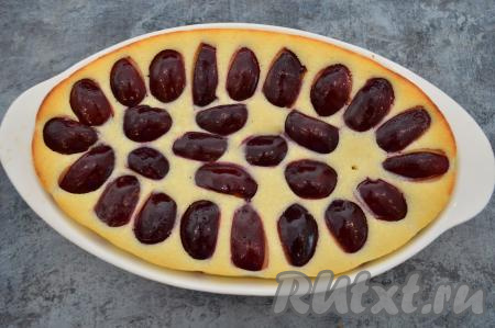 Выпекать творожную запеканку со сливами минут 35-40 при температуре 180 градусов. Запеканка сильно не подрумянится, во время выпечки может немного подняться, но потом она осядет - это нормально. Готовность можно проверить, проколов тесто сухой деревянной зубочисткой (если зубочистка после прокалывания останется чистой и сухой, значит запеканка готова).