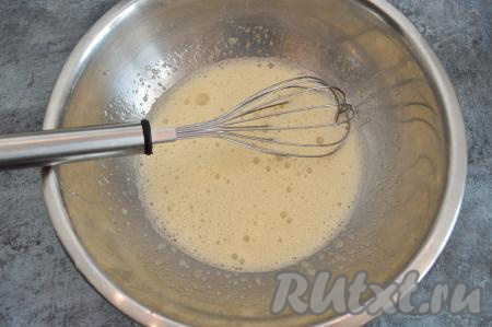 Венчиком энергично взбить яйца с сахаром до побеления массы (взбивать в течение 1-2 минут).