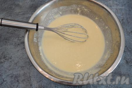 Тщательно перемешать и оставить на 10 минут, чтобы манка набухла. Тесто после набухания манки должно получиться однородным, напоминающим сметану средней жирности.