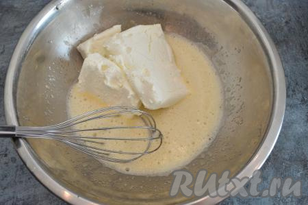 К яичной смеси добавить творог, перемешать до однородности.