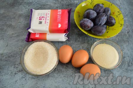 Подготовить продукты для приготовления творожной запеканки со сливами. Сливы можно взять как сладкие, так и не сладкие.