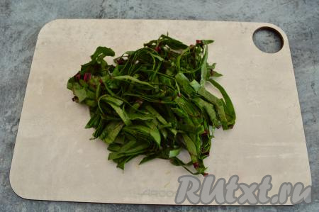 Нарезать свекольную ботву острым ножом на полоски.