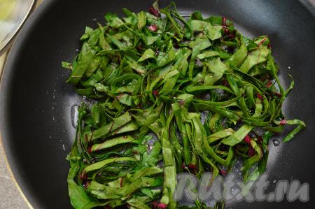 Сковороду разогреть вместе с растительным маслом. Выложить нарезанную свекольную ботву на сковороду, присолить и поперчить по вкусу. Обжарить ботву на среднем огне, постоянно помешивая, до уменьшения в объёме (я обжариваю в течение 1 минуты).