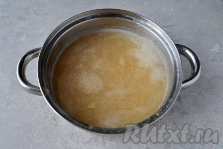 После того как яблочный отвар закипит, уменьшите огонь до среднего и тонкой струйкой, энергично перемешивая, влейте разведённый крахмал. Не переставая перемешивать, доведите кисель до кипения и проварите его 1 минуту, чтобы у готового напитка не было запаха сырого крахмала. Снимите кастрюлю с огня. Чем дольше варить, тем более жидким получится кисель.