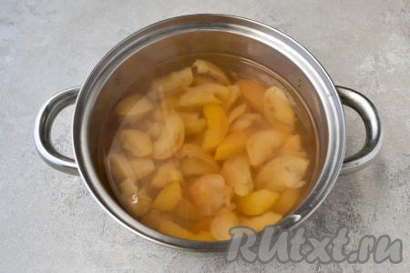 После закипания воды сделайте огонь минимальным и варите до мягкости яблок. Время варки будет зависеть от спелости, сорта яблок. Я варила приблизительно 25 минут.