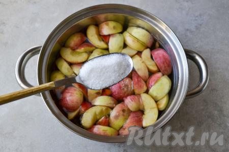 Добавьте сахар и поставьте кастрюлю на огонь. Я добавила 3 полных столовых ложки сахара и готовый кисель получился в меру сладким, но важно ориентироваться на сладость яблок и свои вкусовые предпочтения.