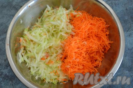 Кабачок очистить от кожуры. Если кабачок с крупными семечками, тогда мякоть с семечками нужно удалить. Вес очищенного кабачка без семечек у меня составил 700 грамм. В глубокую миску натереть на крупной тёрке кабачок, на средней тёрке натереть морковку.