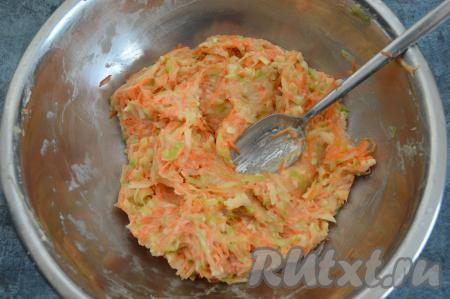 Частями всыпая оставшуюся муку и каждый раз тщательно вмешивая её, замесить однородное, достаточно плотное тесто, которое будет хорошо лежать на ложке. Количество муки, которое придётся добавить, во многом зависит от влажности овощей и размера яиц. Поэтому важно всыпать муку частями. Я для замешивания кабачково-морковного теста нужной густоты добавила 70 грамм муки. 