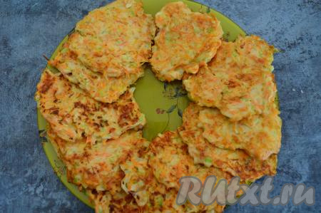 Готовые овощные оладушки сложить на тарелку. По желанию можно убрать излишки жира при помощи бумажных салфеток. Постепенно пожарить все оладьи. Всего у меня вышло 12 штук.