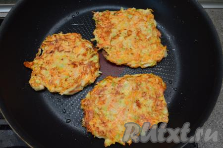 Жарить оладьи из кабачков с морковью и сыром на среднем огне по 2 минуты с каждой стороны (до красивой румяной корочки).