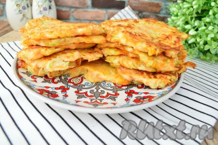 Нежные, аппетитные, вкусные оладьи, приготовленные из кабачков с сыром и морковью, подать к столу с любимым соусом или к чашечке чая. Они хороши и тёплыми, и полностью остывшими. Такие оладушки в моей семье едят с огромным удовольствием!