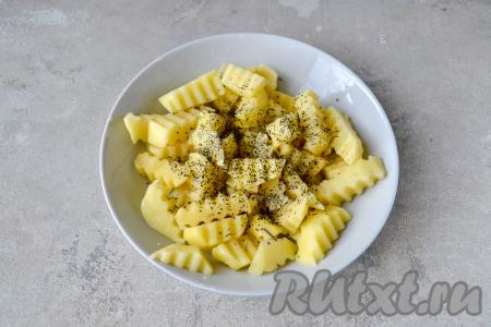 Посолите картофель и посыпьте специями по вкусу (я посыпала картошку щепоткой обычной соли и 0,5 чайной ложки базиликовой соли), перемешайте.