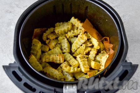 После звукового сигнала, означающего окончание программы, проверьте картофель на готовность. Если ломтики легко прокалываются вилкой, значит картошка готова. Если прокалывается картофель с трудом, тогда верните чашу в аэрогриль и продолжайте запекать ещё 3-5 минут (до готовности).