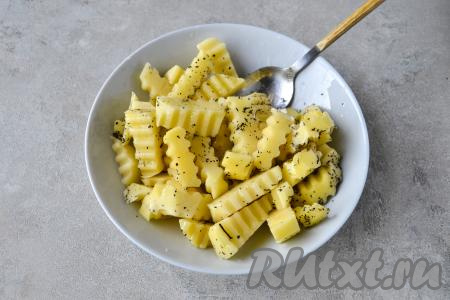 Полейте картошку растительным маслом, хорошо перемешайте.