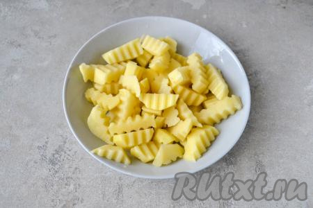 Очистите картофель и нарежьте его ножом (я нарезала фигурным ножом) на ломтики среднего размера.