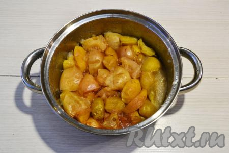 После закипания воды уменьшите огонь до минимума и варите яблоки до мягкости. Я варила яблоки приблизительно полчаса. Можно варить дольше, чтобы получилась яблочная кашица.