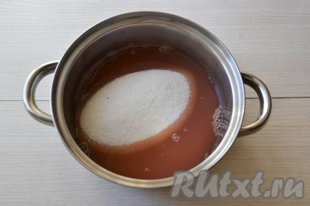 Всыпьте в отвар сахар, тщательно перемешайте и поставьте кастрюлю на огонь.