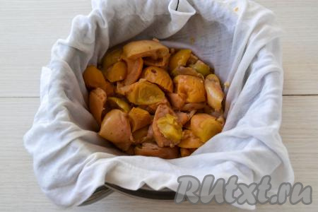 Дуршлаг застелите марлей, сложенной в несколько слоёв (или хлопчатобумажной тканью). Дуршлаг поставьте на ёмкость, в которую будет стекать яблочный отвар. Всё содержимое кастрюли вылейте в застеленный дуршлаг. Яблочную массу оставьте в дуршлаге на несколько часов (я оставила на всю ночь), чтобы яблочный отвар максимально стёк с яблок. Протирать яблоки не нужно, чтобы желе не получилось мутным.