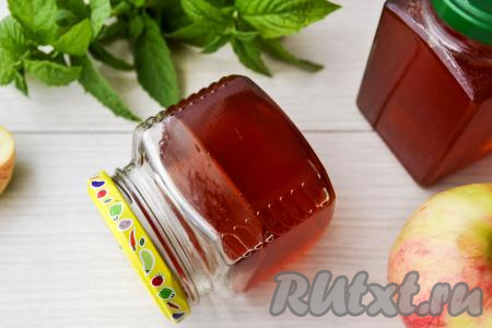 Остывший яблочный сироп хорошо желируется, несмотря на то, что готовился он без добавления желатина. Баночки с желе храните до зимы в прохладном помещении (например, в погребе, подвале или холодильнике). 