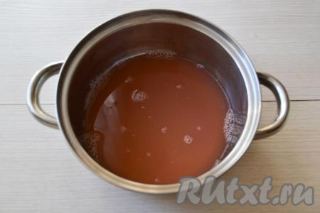 Перелейте яблочный отвар в кастрюлю с толстым дном.