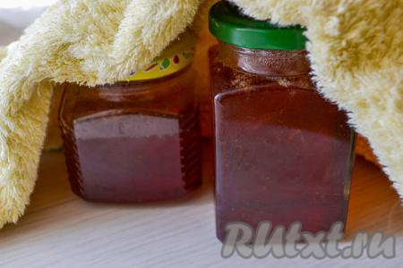 Закрутите баночки с яблочным сиропом крышками, укутайте в плед (банки не нужно переворачивать), оставьте примерно на сутки (до полного остывания баночек).