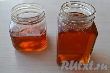 К этому времени у вас уже должны быть промыты с содой и простерилизованы банки. Можете баночки простерилизовать и над паром, и в духовке, и в микроволновке. Крышки прокипятите в течение 2-3 минут с момента закипания воды и оставьте их в горячей воде до закатки. Аккуратно разлейте горячий яблочный сироп в горячие сухие банки.