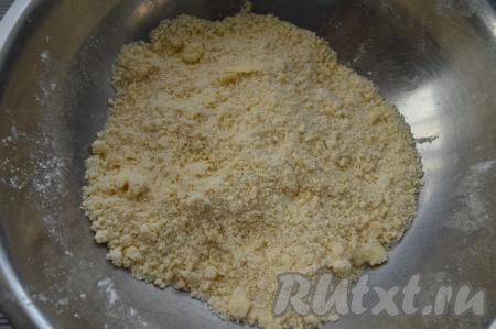 Муку с маслом перетереть в миске руками до получения мелкой крошки.