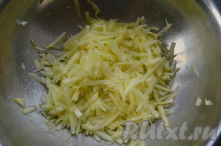 Пока тесто для галеты "отдыхает", займёмся кабачковой начинкой. Кабачок очистить от кожуры, если семечки крупные, тогда тоже удалите их вместе с мякотью. Вес подготовленного кабачка должен быть грамм 300. Натереть кабачок на крупной тёрке в миску, всыпать к нему хорошую щепотку соли и перемешать. Оставить кабачок на 10 минут.