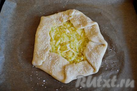 Тесто сверху смазать молоком (я смазываю кулинарной кистью). По желанию можно сверху присыпать галету семенами кунжута.