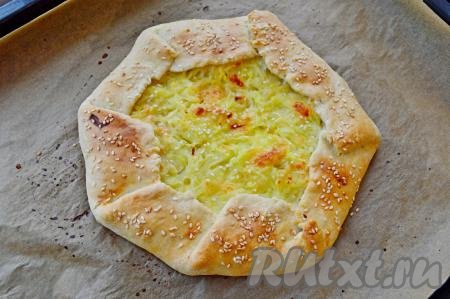 Переложить галету с кабачками прямо с пергаментом на противень и отправить в духовку, прогретую до 180 градусов, минут на 30-35.