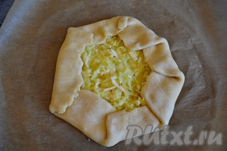 Завернуть края теста на начинку, формируя галету.