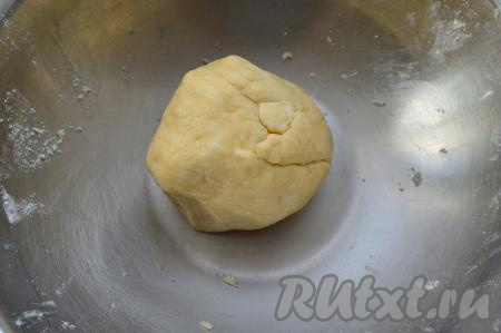 В получившуюся песочную крошку влить 3 столовых ложки холодной воды, вмешать её в тесто. Затем вливайте по 1 столовой ложке холодной воды, каждый раз тщательно вмешивая её и собирая тесто в ком. Как только тесто соберётся в ком, станет мягким и практически не липнущим к ладоням, значит больше добавлять воду и вымешивать тесто не нужно. В этот раз у меня ушло 6 столовых ложек воды, но многое зависит от качества масла и муки. Миску с тестом накрыть и поместить в холодильник на 20 минут.