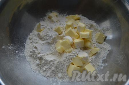 Для замешивания теста для галеты нужно в глубокую миску всыпать муку и соль, добавить холодное сливочное масло (из холодильника), нарезанное на небольшие кубики.