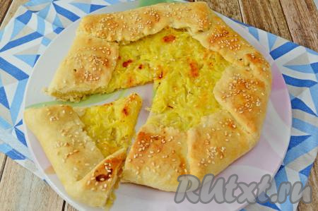 Разрезаем галету с кабачком на кусочки и угощаемся. Такая выпечка хороша и тёплой, и полностью остывшей. Эта аппетитная галета с тонким, мягким и приятно похрустывающим песочным тестом и сочной начинкой из кабачков и сыра вряд ли кого-то оставит равнодушным.