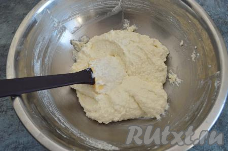 Оставить творожную массу на 15-20 минут, чтобы манная крупа набухла.