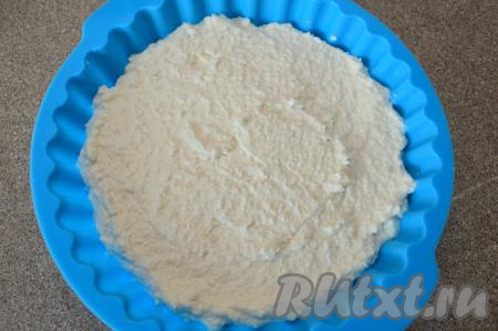 В подходящую по объёму форму для выпечки выложить творожную массу. У меня силиконовая форма диаметром 16 сантиметров, я её дополнительно не смазывала маслом. Если у вас металлическая форма, тогда перед выкладыванием теста смажьте её растительным или сливочным маслом.