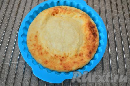 Поставить форму в разогретую до 180 градусов духовку ориентировочно минут на 30-35. Во время выпечки запеканка начнёт увеличиваться в объёме, но как только вы её достанете из духовки, она через несколько минут опадёт - это нормально для творожной выпечки.