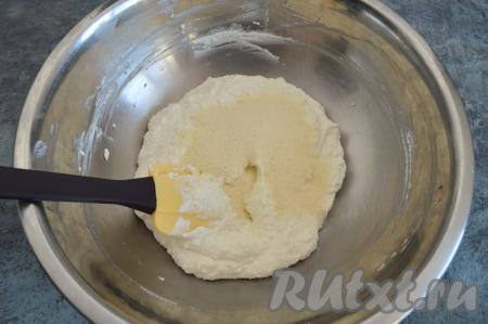 Затем всыпать манную крупу и ещё раз перемешать. Я добавила 2 столовых ложки манки. Творожная масса должна быть не очень плотной.