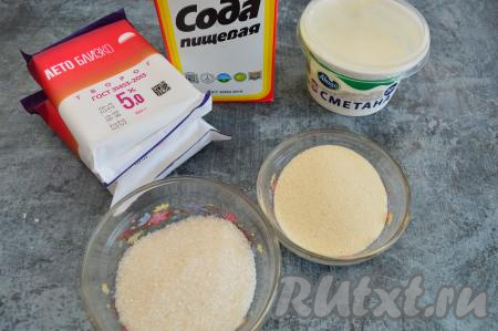 Подготовить продукты для приготовления творожной запеканки без яиц в духовке.