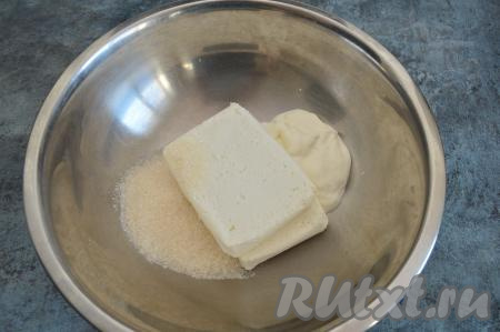 В миску выложить творог, сметану и сахар.