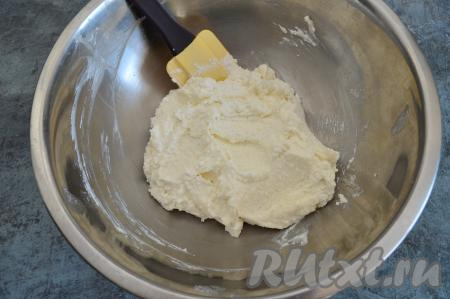 Смешать творог, сметану и сахар до однородности.