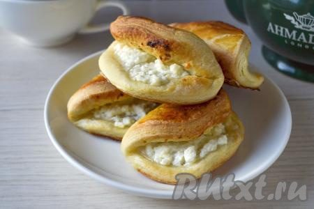 В этих сочниках отлично сочетаются пышное слоёное тесто и нежная начинка из творога.