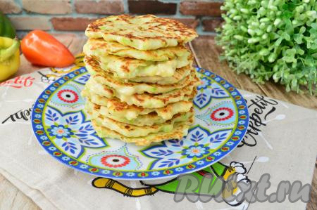 Аппетитные, мягкие оладьи, приготовленные из цветной капусты и кабачков, можно кушать и тёплыми, и полностью остывшими.