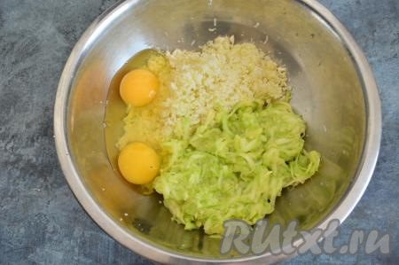 По прошествии 10 минут отжать руками натёртый кабачок от лишнего сока. Выложить отжатый от сока кабачок к натёртой цветной капусте, добавить сырые яйца, подсолить по вкусу (я добавила ещё 2 щедрых щепотки соли).