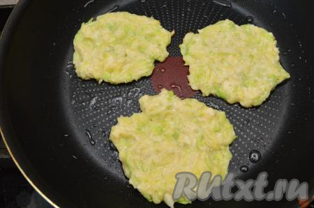 Сковороду хорошо разогреть с добавлением растительного масла. Выкладывать на прогревшуюся сковороду по столовой ложке овощного теста, формируя плоские округлые оладушки.