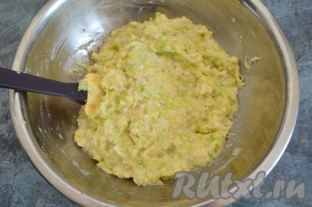 После этого постепенно, по столовой ложке добавляя муку, следует добиться того, чтобы тесто стало вязким, достаточно густым, оно будет лежать на ложке. Я всего добавила 90 грамм муки. Муки в зависимости от сочности кабачка и размера яиц может понадобиться немного меньше или больше.